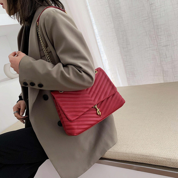 Μοντέρνα γυναικεία τσάντα από έκο δέρμα με μεταλλική αλυσίδα σε τρία χρώματα