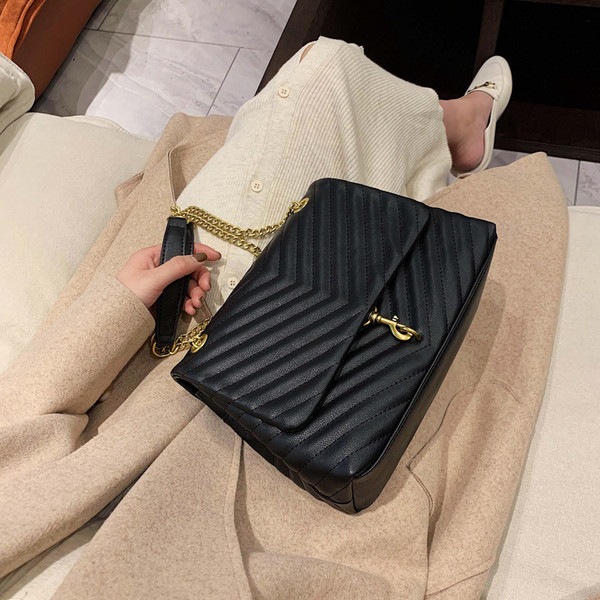 Μοντέρνα γυναικεία τσάντα από έκο δέρμα με μεταλλική αλυσίδα σε τρία χρώματα