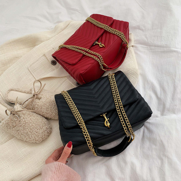 Μοντέρνα γυναικεία τσάντα από έκο δέρμα με μεταλλική αλυσίδα σε τρία χρώματα