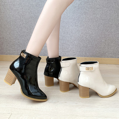 Γυναικείες μπότες με παχιά τακούνια δύο μοντέλα σε μαύρο και άσπρο χρώμα
