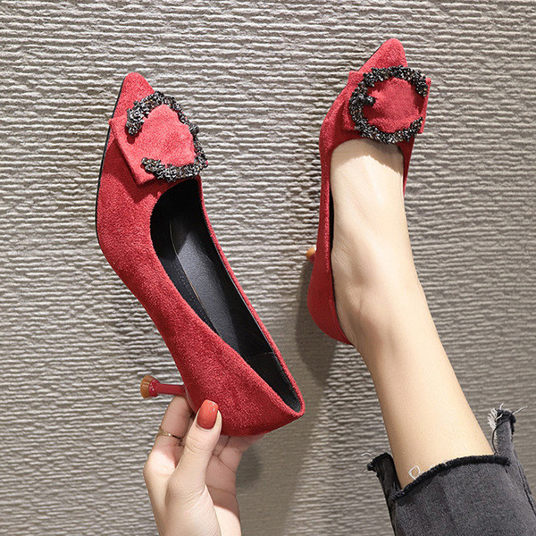 Μοντέρνα γυναικεία παπούτσια με μεταλλική διακόσμηση σε διάφορα χρώματα