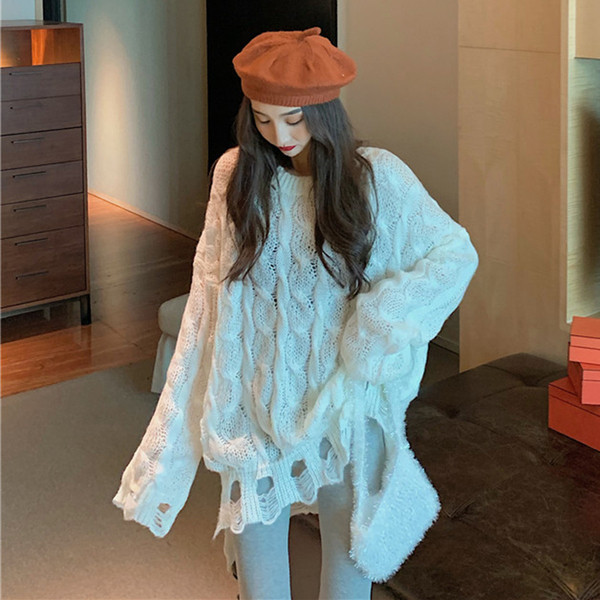 Μακρύ και φαρδύ γυναικείο πουλόβερ με σχισμένα μοτίβα