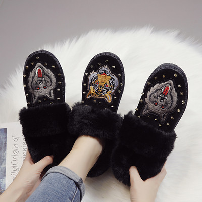 Дамски зимни обувки с  цветна бродерия в черен цвят