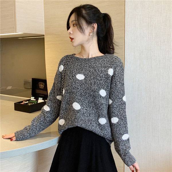 Μοντέρνο γυναικείο πουλόβερ με στρογγυλό ντεκολτέ με κουκκίδες σε γκρι, μπλε και καφέ χρώμα