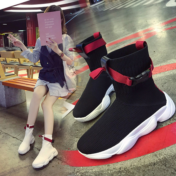 Casual γυναικεία αθλητικά παούτσια σε λευκό και μαύρο χρώμα