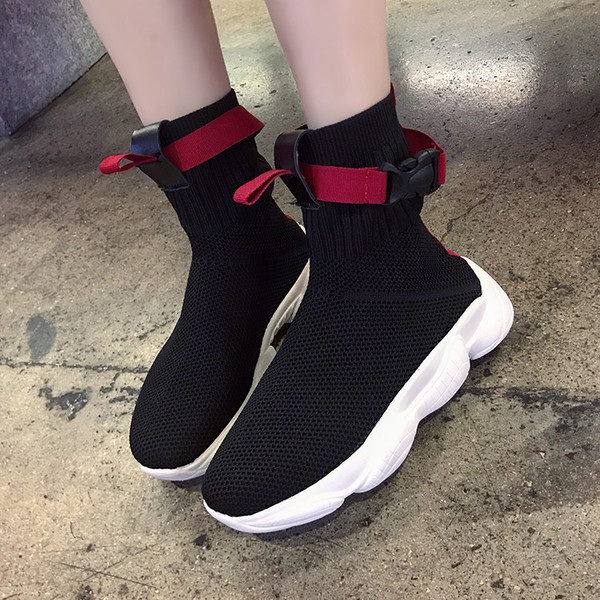 Casual γυναικεία αθλητικά παούτσια σε λευκό και μαύρο χρώμα