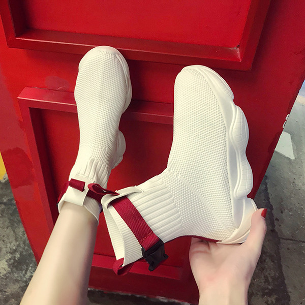 Casual γυναικεία αθλητικά παούτσια σε λευκό και μαύρο χρώμα