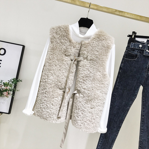 Vesta de dama moderna cu cravate in bej