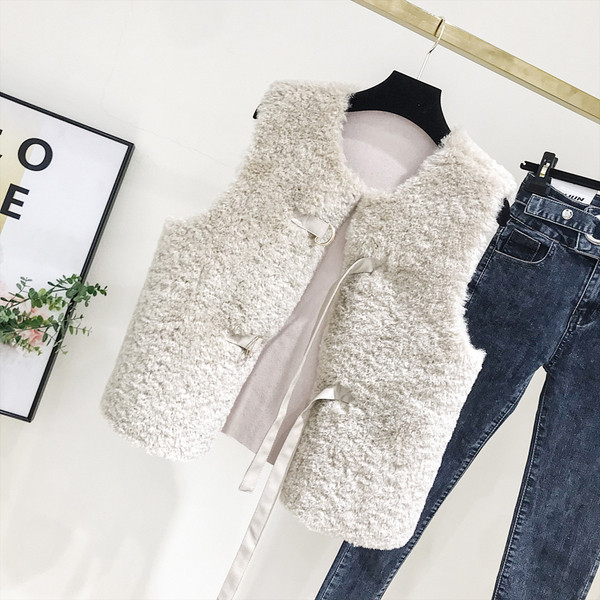 Vesta de dama moderna cu cravate in bej