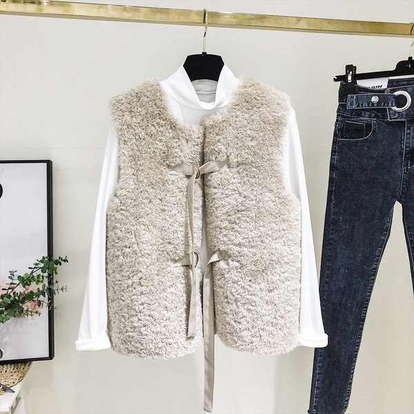 Vesta de dama moderna cu cravate in bej