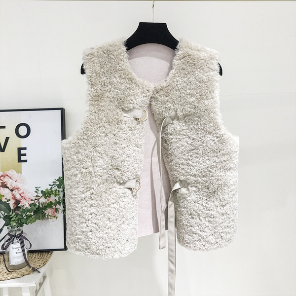 Vesta de dama moderna cu cravate in bej