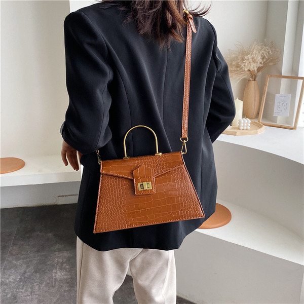 Geantă de damă elegantă, cu mâner scurt metalic