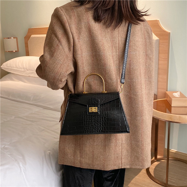 Geantă de damă elegantă, cu mâner scurt metalic