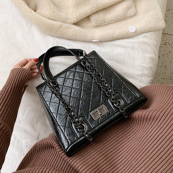 Μοντέρνα γυναικεία τσάντα με μεταλλική στερέωση σε τρία χρώματα