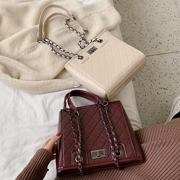 Μοντέρνα γυναικεία τσάντα με μεταλλική στερέωση σε τρία χρώματα