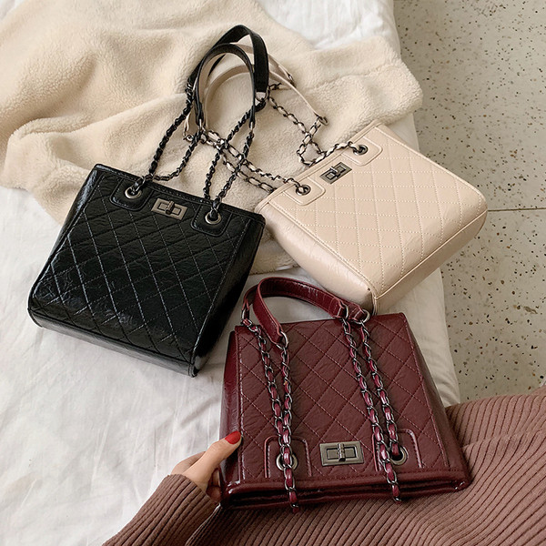 Μοντέρνα γυναικεία τσάντα με μεταλλική στερέωση σε τρία χρώματα