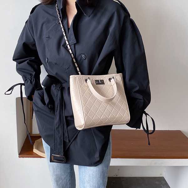 Μοντέρνα γυναικεία τσάντα με μεταλλική στερέωση σε τρία χρώματα