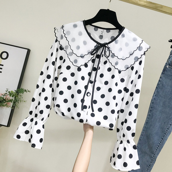 Bluză de damă modernă cu buline și mânecă lotus în alb