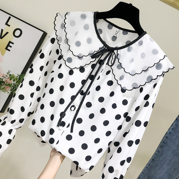 Bluză de damă modernă cu buline și mânecă lotus în alb