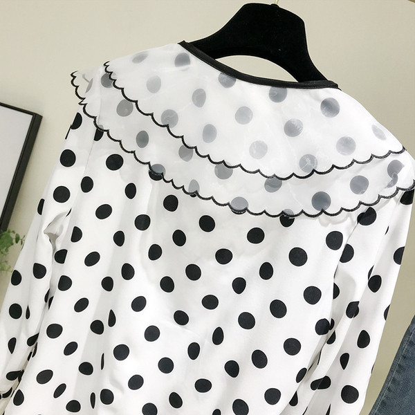 Bluză de damă modernă cu buline și mânecă lotus în alb