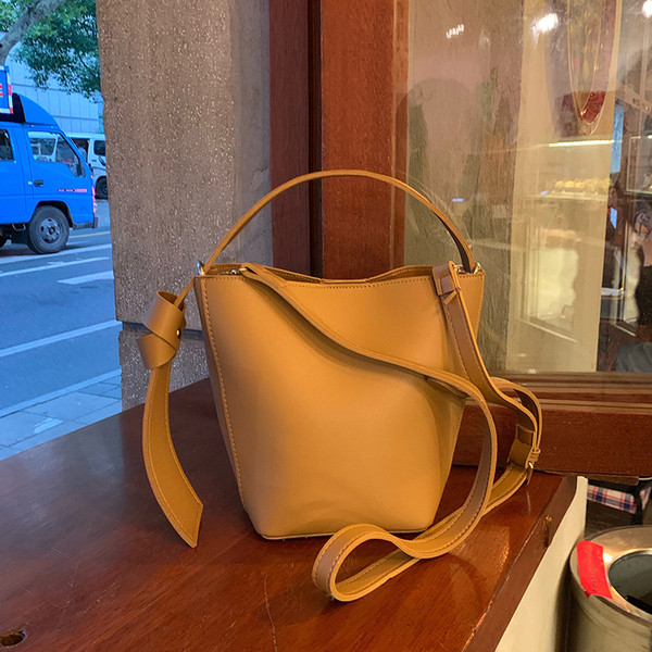 Γυναικεία οικολογική δερμάτινη τσάντα σε καφέ χρώμα