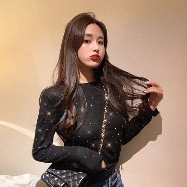 Γυναικεία μοντέρνα σλιμ μπλούζα σε λευκό και μαύρο  χρώμα με πέτρες