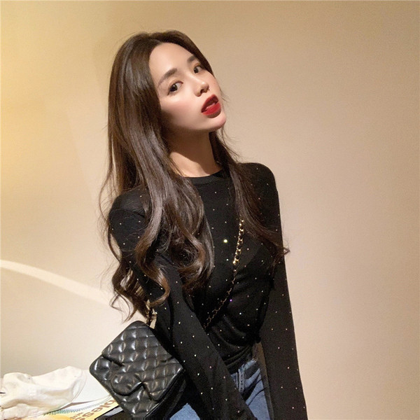 Γυναικεία μοντέρνα σλιμ μπλούζα σε λευκό και μαύρο  χρώμα με πέτρες