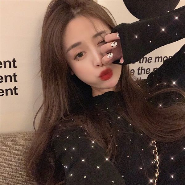 Γυναικεία μοντέρνα σλιμ μπλούζα σε λευκό και μαύρο  χρώμα με πέτρες