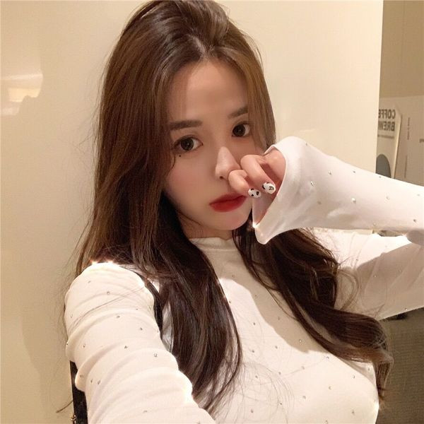 Γυναικεία μοντέρνα σλιμ μπλούζα σε λευκό και μαύρο  χρώμα με πέτρες