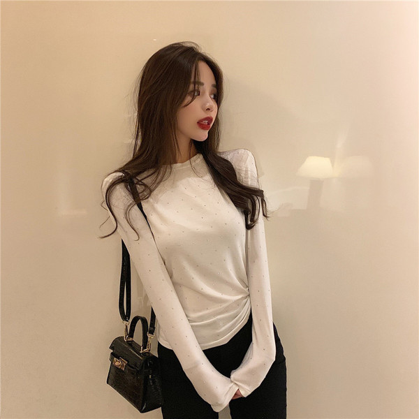 Γυναικεία μοντέρνα σλιμ μπλούζα σε λευκό και μαύρο  χρώμα με πέτρες