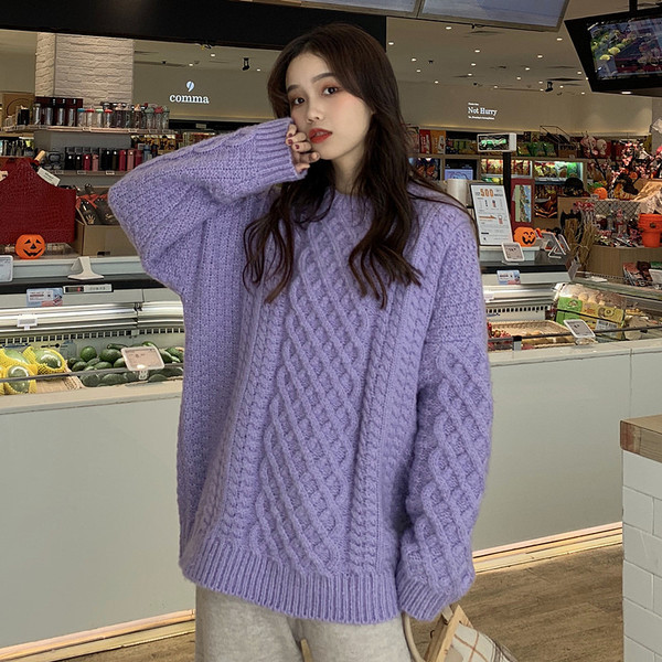 Γυναικείο μακρύ πουλόβερ για το χειμώνα με στρογγυλό ντεκολτέ στο πορφυρό και μπεζ χρώμα