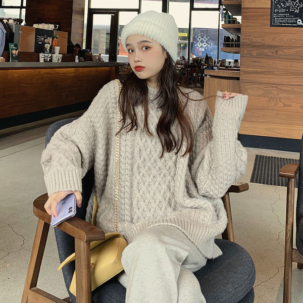 Γυναικείο μακρύ πουλόβερ για το χειμώνα με στρογγυλό ντεκολτέ στο πορφυρό και μπεζ χρώμα