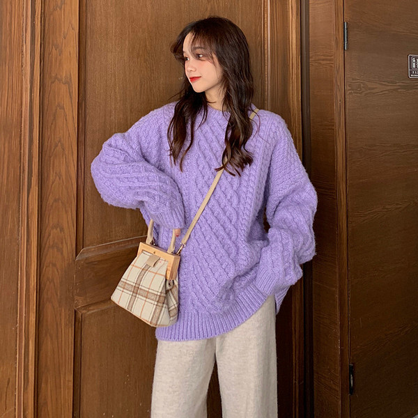 Γυναικείο μακρύ πουλόβερ για το χειμώνα με στρογγυλό ντεκολτέ στο πορφυρό και μπεζ χρώμα