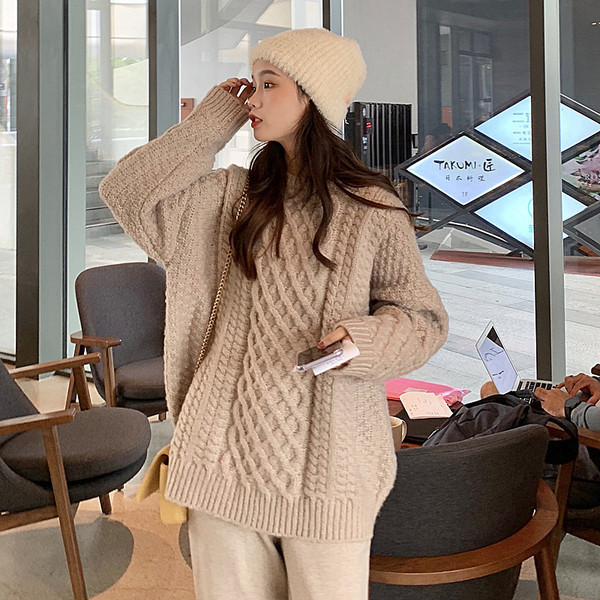 Γυναικείο μακρύ πουλόβερ για το χειμώνα με στρογγυλό ντεκολτέ στο πορφυρό και μπεζ χρώμα