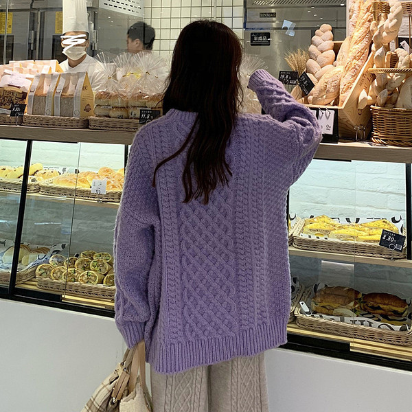 Γυναικείο μακρύ πουλόβερ για το χειμώνα με στρογγυλό ντεκολτέ στο πορφυρό και μπεζ χρώμα