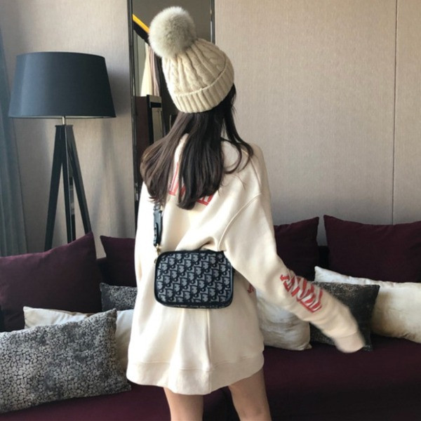 Bluza lunga si lata cu aplicatie