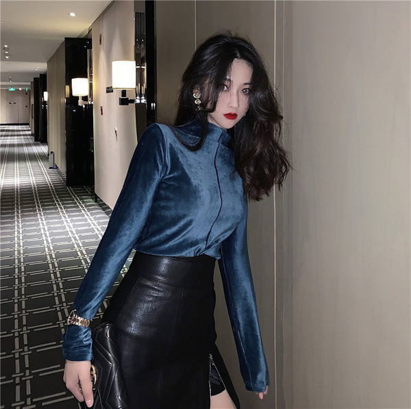 Μοντέρνα γυναικεία βελούδινη μπλούζα σε μπλε και ροζ χρώμα