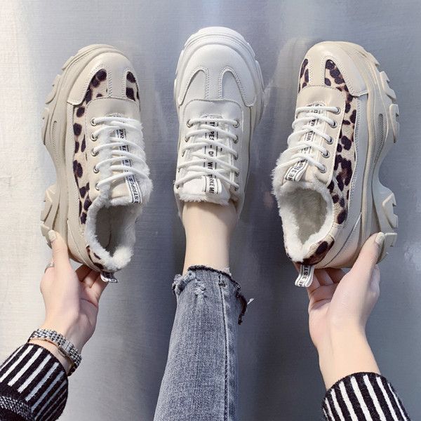 Adidasi moderni de dama cu captuseala moale potriviti pentru iarna