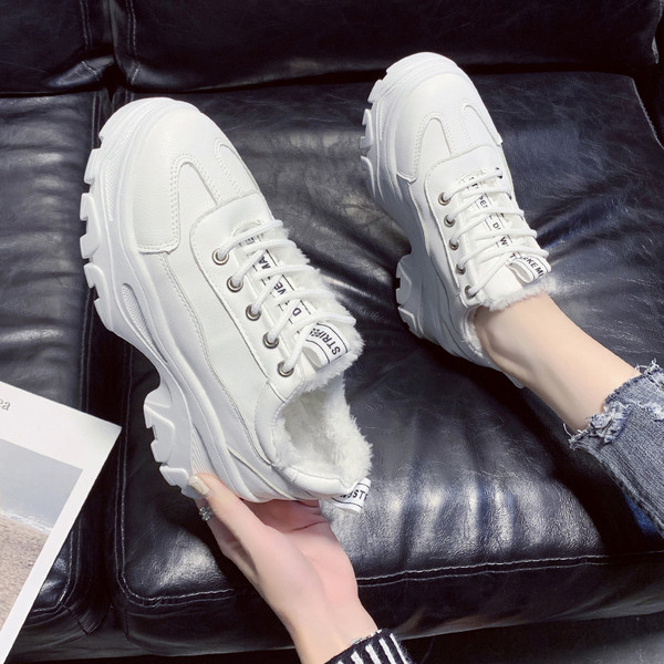 Adidasi moderni de dama cu captuseala moale potriviti pentru iarna