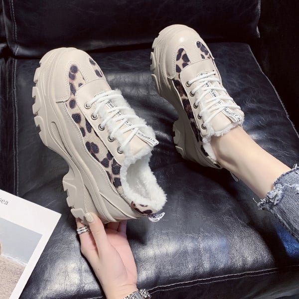 Adidasi moderni de dama cu captuseala moale potriviti pentru iarna