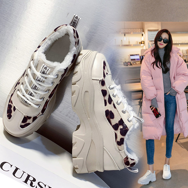 Adidasi moderni de dama cu captuseala moale potriviti pentru iarna