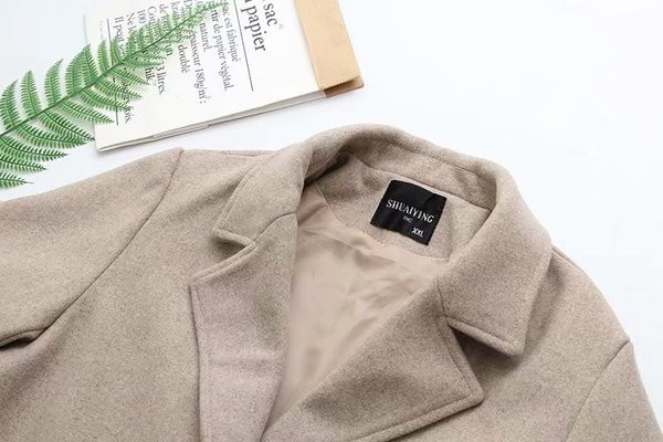 Модерно дамско дълго палто с копчета и джобове в бежов и кафяв цвят 