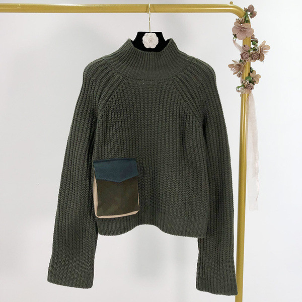Σύντομο φαρδύ πουλόβερ με κολάρο και  τσέπη σε πράσινο χρώμα