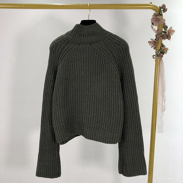 Σύντομο φαρδύ πουλόβερ με κολάρο και  τσέπη σε πράσινο χρώμα