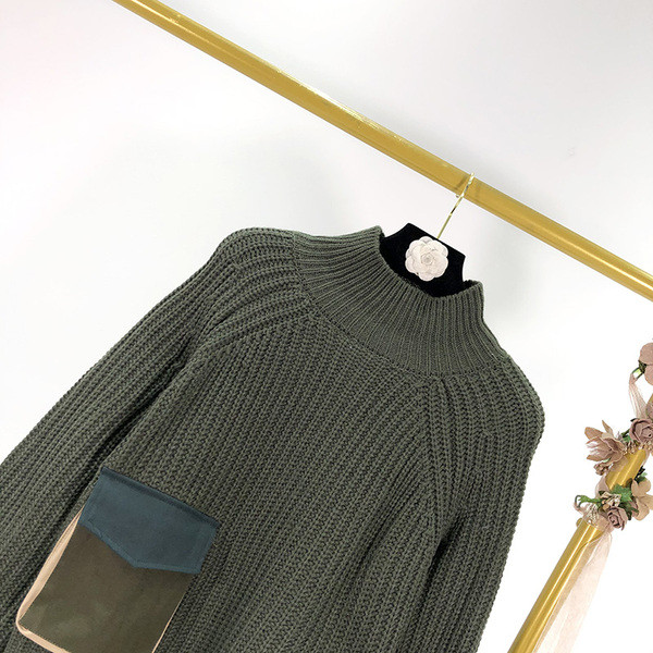 Σύντομο φαρδύ πουλόβερ με κολάρο και  τσέπη σε πράσινο χρώμα