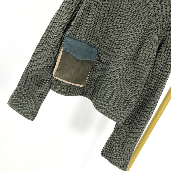 Σύντομο φαρδύ πουλόβερ με κολάρο και  τσέπη σε πράσινο χρώμα