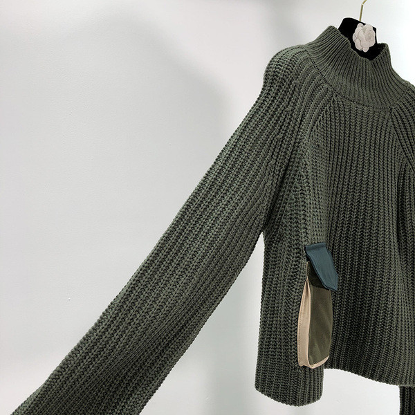 Σύντομο φαρδύ πουλόβερ με κολάρο και  τσέπη σε πράσινο χρώμα