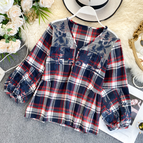 Γυναικείο καρό πουκάμισο με κεντήματα σε δύο χρώματα και λαιμόκοψη