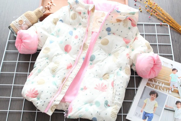 Μοντέρνο παιδικό μπουφάν με κουκούλα και φερμουάρ σε λευκό χρώμα