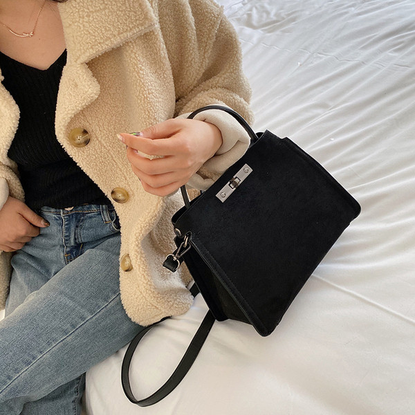 Μοντέρναγυναικεία τσάντα  από οικολογικό σουέτας με δύο λαβές